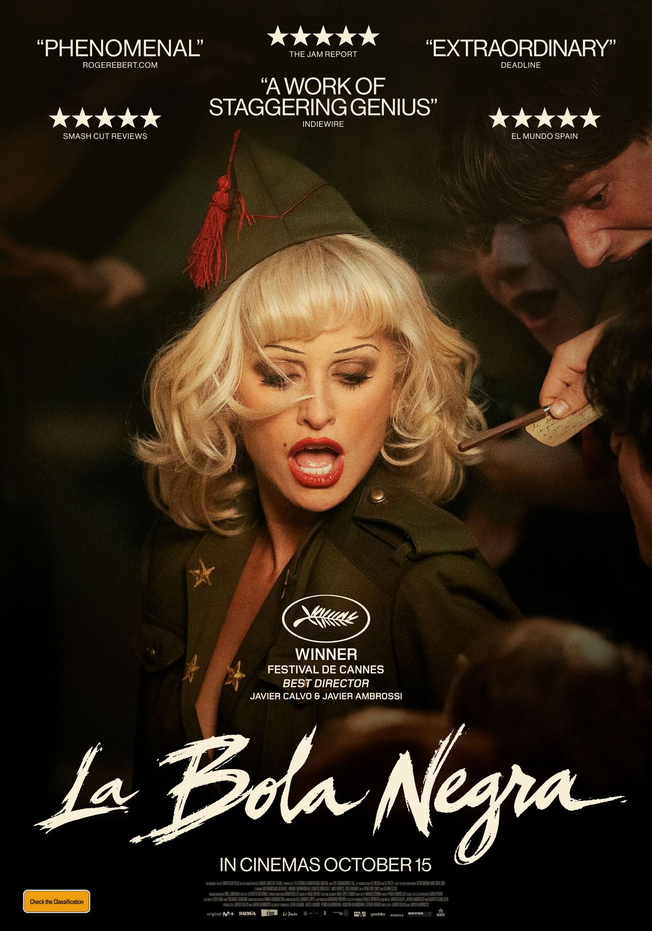 A movie poster of La Bola Negra. Starring Albert Pla, Antonio de la Torre, Carlos Gonzalez, Glenn Close, Guitarricadelafuente, Julio Torres, Lola Dueñas, Miguel Bernardeau, Milo Quifes, Natalia de Molina, Penélope Cruz.